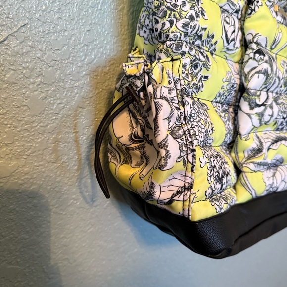 Betsey Johnson Floral Tote Weekender/ Diaper Bag Water Resistant Nylon Quilted - Picture 3 of 10